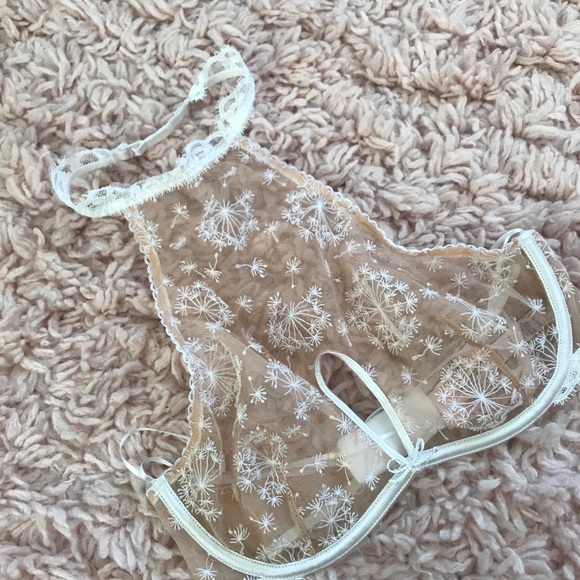 VS Luxe Embroidered High Neck Bra! - Picture 2 of 2